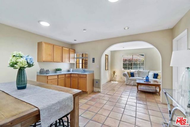 14024 Peach Grove Street, Sherman Oaks CA: https://media.crmls.org/mediaz/1d93a1aa-ffe8-472c-8eb5-7e4b213c5d3b.jpg