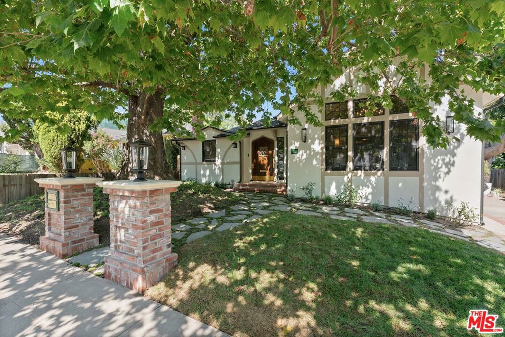 224 N Bowling Green Way — Tudor