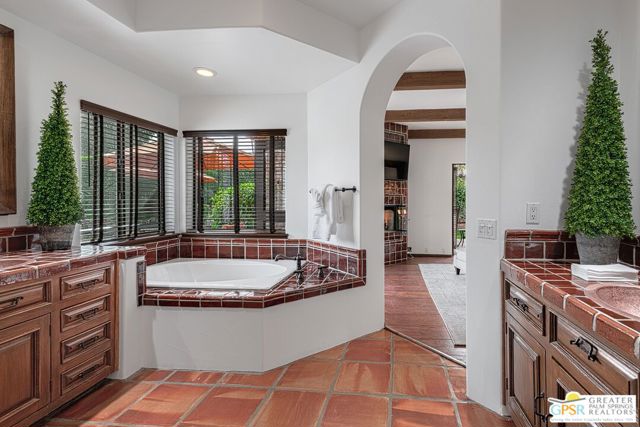 1360 E Tachevah Drive, Palm Springs CA: https://media.crmls.org/mediaz/1d964f45-82b3-4602-8615-11bddd675646.jpg