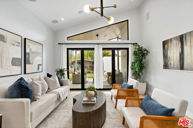 712 N Keystone Street, Burbank CA: https://media.crmls.org/mediaz/1d9686d2-72df-4b61-ab13-c6691078ff7a.jpg