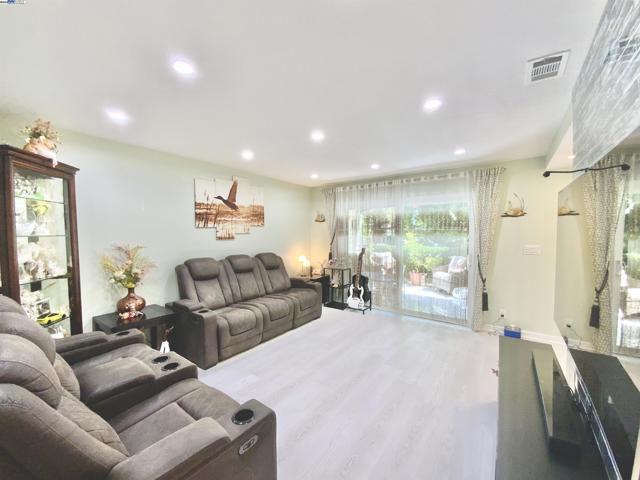 46762 Winema Cmn, Fremont CA: https://media.crmls.org/mediaz/1d975d37-25a5-411a-bd2c-4c9c1ee3c5ee.jpg