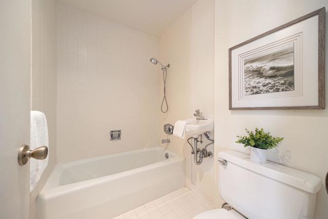 8110 El Paseo Grande, La Jolla CA: https://media.crmls.org/mediaz/1d9848a9-05f1-4c8f-aebf-3c179aed638f.jpg