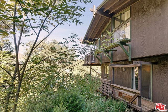 625 Reithe Avenue, Calabasas CA: https://media.crmls.org/mediaz/1d988798-9005-4129-a04d-016152268727.jpg