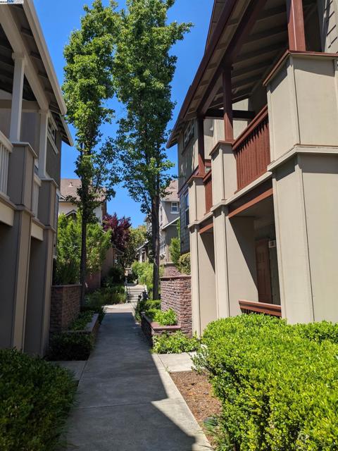 1948 Railroad Ave, Livermore CA: https://media.crmls.org/mediaz/1d989a3e-4db0-4906-b664-70c4bca68079.jpg