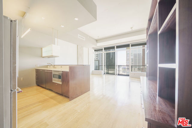 1155 S Grand Avenue, Los Angeles CA: https://media.crmls.org/mediaz/1d99221b-d9ab-451f-bb31-4f8b932dccdd.jpg