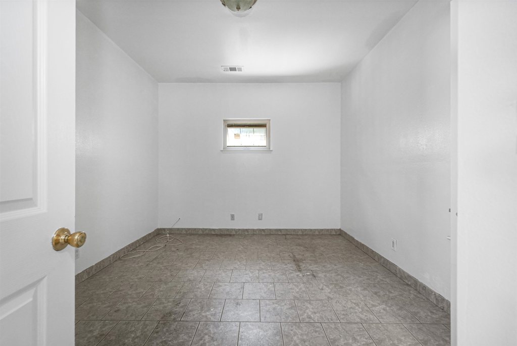 https://media.crmls.org/mediaz/1d99270d-4113-4837-be8a-659a3bd17951.jpg?preset=X-Large