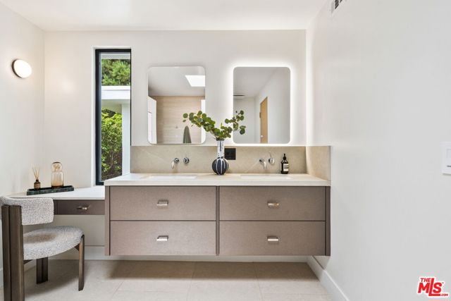 2380 Venus Drive, Los Angeles CA: https://media.crmls.org/mediaz/1d993e55-3840-4667-b835-d2a162bee70d.jpg