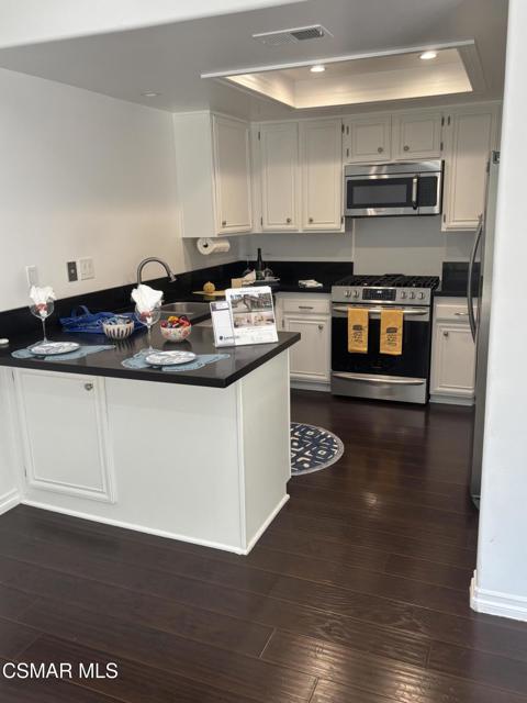 6457 Winona Court, Oak Park CA: https://media.crmls.org/mediaz/1d99e232-17af-4345-81a6-34d5c107d5d6.jpg