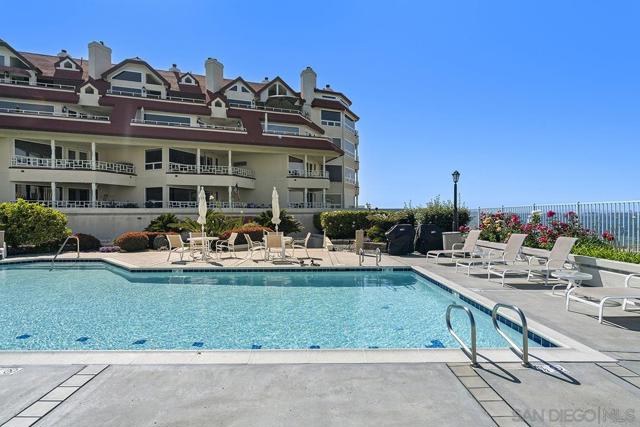 1099 1st St, Coronado CA: https://media.crmls.org/mediaz/1d9a05b5-1161-447f-85d4-744a33edcce0.jpg