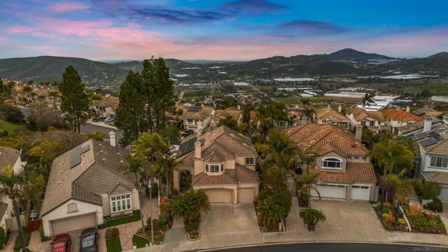 2352 Rock Crest Gln, Escondido CA: https://media.crmls.org/mediaz/1d9b371b-e9a2-4530-8bdb-e2fc3538a71b.jpg