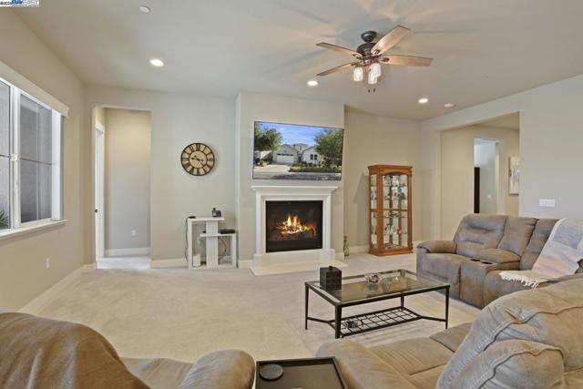 2595 Garden Farms Ave, Lathrop CA: https://media.crmls.org/mediaz/1d9bef21-d1c8-4c3d-957f-d9e810219e1f.jpg