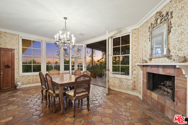 1114 Schuyler Road, Beverly Hills CA: https://media.crmls.org/mediaz/1d9c6827-081a-42f4-8535-ee28cc69a892.jpg