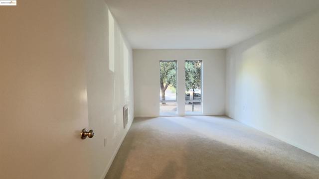 425 Orange Street, Oakland CA: https://media.crmls.org/mediaz/1d9c77f6-7a3c-456c-b597-4d6672e26c4c.jpg