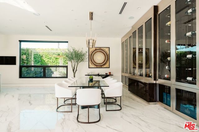 4049 Coldwater Canyon Avenue, Studio City CA: https://media.crmls.org/mediaz/1d9d50eb-2f51-470d-855a-fde73440dc7a.jpg