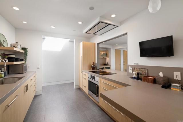 Detail Gallery Image 10 of 27 For 2110 Avenida De La Playa #C,  La Jolla,  CA 92037 - 3 Beds | 2/1 Baths