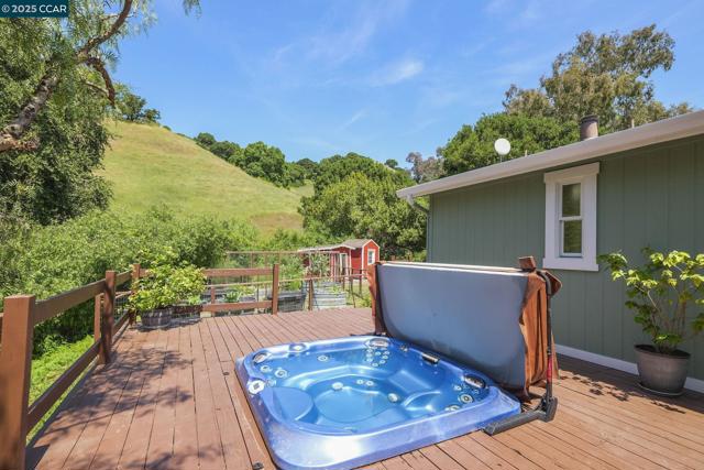 2251 Rancho Del Lago Rd, Martinez CA: https://media.crmls.org/mediaz/1d9f2c7b-e7bc-418a-af02-3a2f71167434.jpg