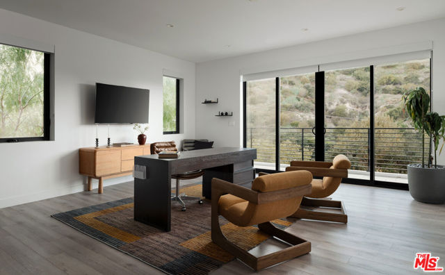 3820 Knobhill Drive, Sherman Oaks CA: https://media.crmls.org/mediaz/1d9f476a-ae89-4be4-adb3-48ac847b7214.jpg