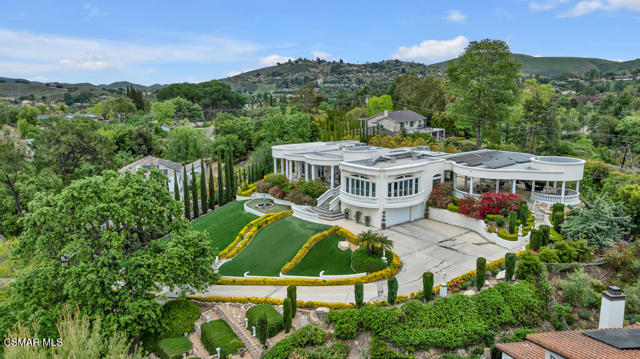 932 Rosario Drive, Thousand Oaks CA: https://media.crmls.org/mediaz/1d9fa7c0-ec14-4495-a385-ce967360ceee.jpg