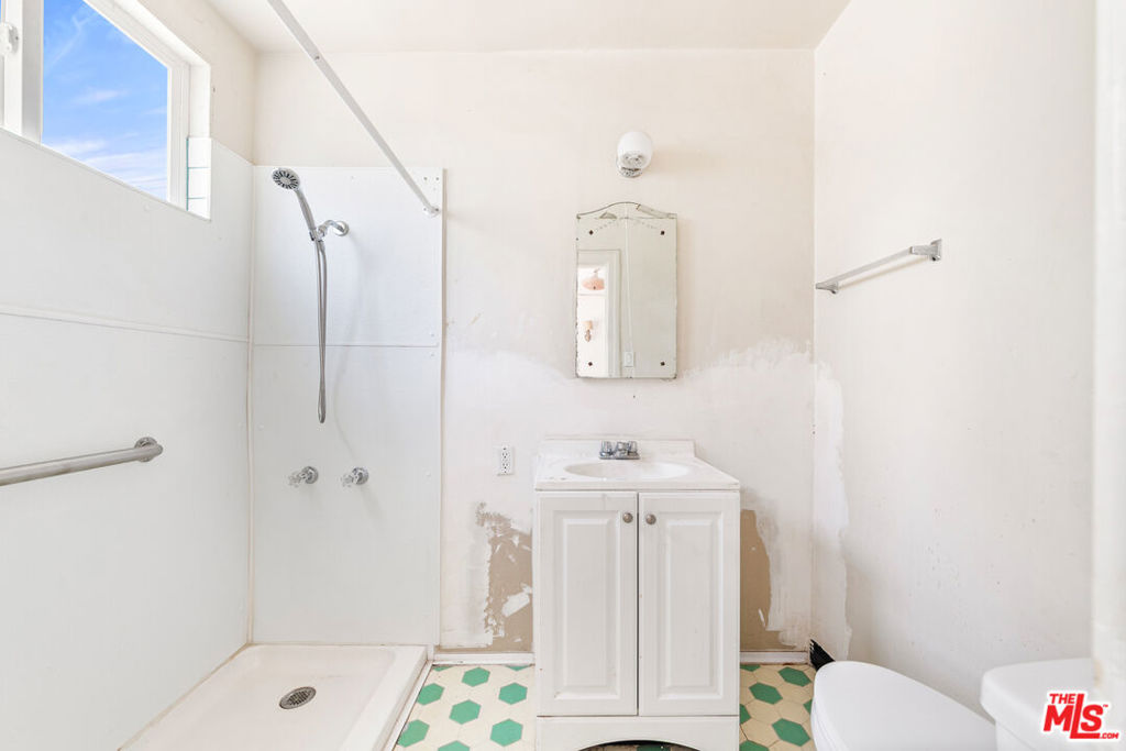 https://media.crmls.org/mediaz/1d9ff292-1b67-48c6-9b85-e18bcd2a01ec.jpg?preset=X-Large