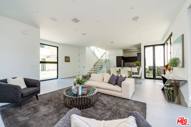 370 N San Vicente Boulevard, West Hollywood CA: https://media.crmls.org/mediaz/1da03654-143c-4bdf-8b1e-726035b1b817.jpg