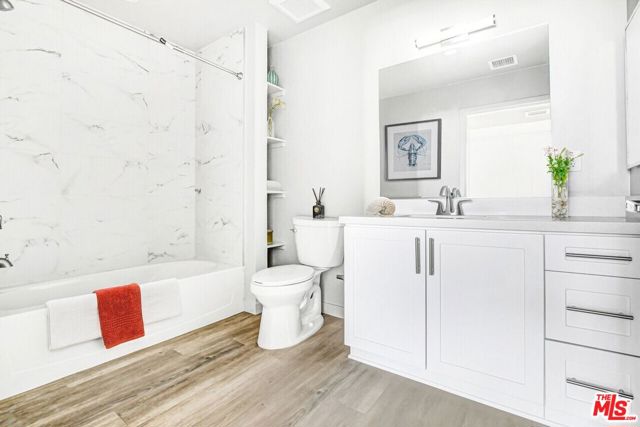 2847 Leeward Avenue, Los Angeles CA: https://media.crmls.org/mediaz/1da05f06-714a-4e4b-b5a9-842d237ee318.jpg
