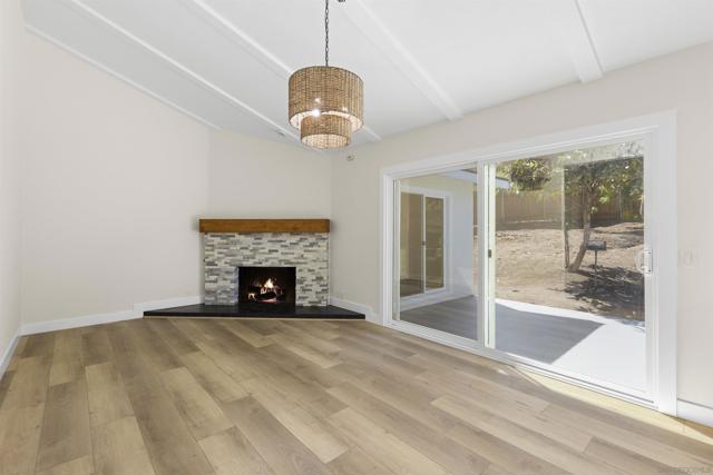 1217 Monte Vista Dr, Vista CA: https://media.crmls.org/mediaz/1da0a3b1-70cd-4a52-87b5-f466245e5653.jpg