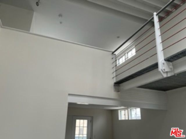 915 BROADWAY Street Venice, California Broadway St, Venice, CA 90291, United States Breezy, Bright, Healthy, Seaside Enclave Live/work Tri-level coveted loft. 18ft Skylighted Ceiling. All open spacious. 3 or 4 bdrm, 2 full Ba, 2 Balconies. Use as displayed gallery, home gym, software imaginers office. 45ftx15ft tandem garage extra creative entrepreneurial dream space. Only a few blocks from Abbot Kinney, Silicon Beach, Airport, universities, global corps., Your own ideal Pie de Terre. Appliances. Garage available as an addition.