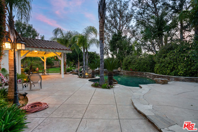 633 Noble Road, Simi Valley CA: https://media.crmls.org/mediaz/1da15b3e-976f-46b7-8f37-e4ccad0207eb.jpg