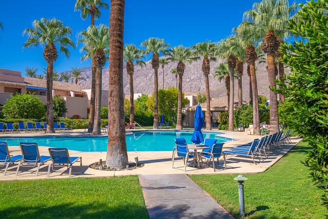 500 E Amado Road, Palm Springs CA: https://media.crmls.org/mediaz/1da1b592-4ef9-4943-b43f-653e24cee082.jpg