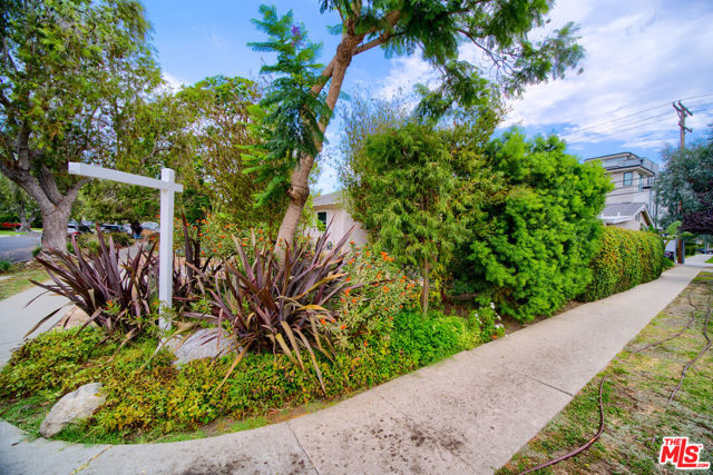 3282 Stoner Avenue, Los Angeles CA: https://media.crmls.org/mediaz/1da20b3d-6beb-43bd-bdd6-e86025403494.jpg
