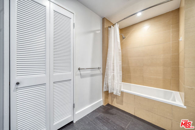 460 S SPRING Street, Los Angeles CA: https://media.crmls.org/mediaz/1da21e8e-9b30-46b0-98ec-22530773daca.jpg