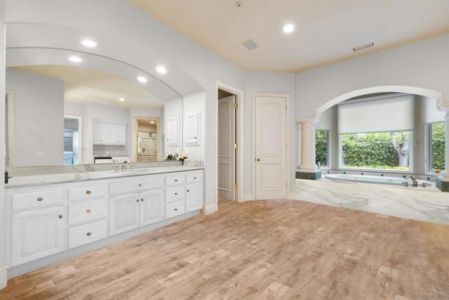 18050 Rancho La Cima Corte, Rancho Santa Fe CA: https://media.crmls.org/mediaz/1da2a626-7106-410a-ad66-ba21d5cbcd02.jpg