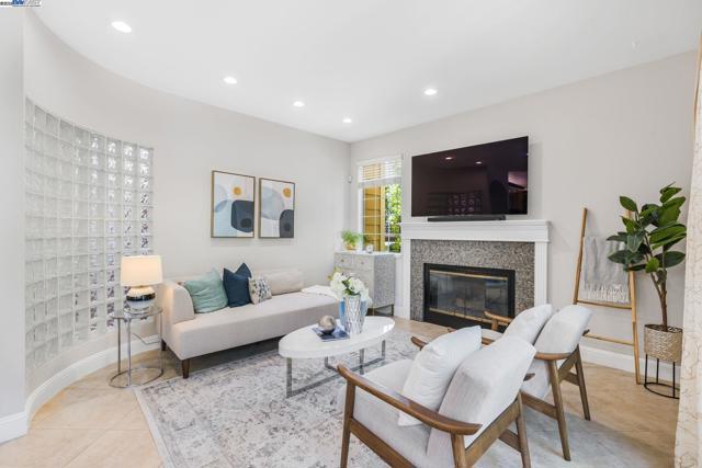 5373 Shamrock Cmn, Fremont CA: https://media.crmls.org/mediaz/1da30689-e799-417a-8d73-b2dac0c9f7ad.jpg
