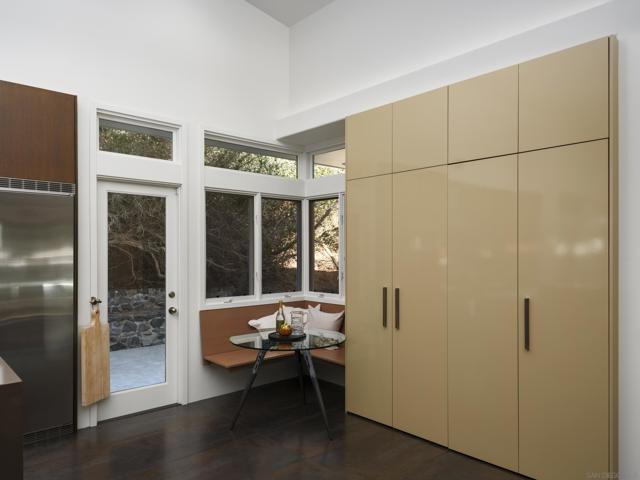 327 Pine Needles Dr, Del Mar CA: https://media.crmls.org/mediaz/1da30b74-7445-4b9d-95aa-2d0f30351da6.jpg
