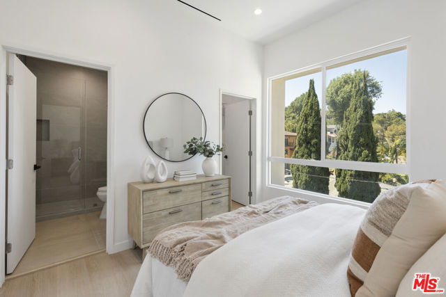 1046 Oban Drive, Los Angeles CA: https://media.crmls.org/mediaz/1da331d6-b916-40c7-a1d2-7deda8c2bf64.jpg