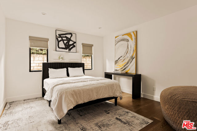 5062 Woodley Avenue, Encino CA: https://media.crmls.org/mediaz/1da38317-f087-4f5b-bce4-b489907addf6.jpg