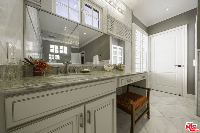 950 S Longwood Avenue, Los Angeles CA: https://media.crmls.org/mediaz/1da3d50d-d289-4514-8015-063e08b0d1fa.jpg