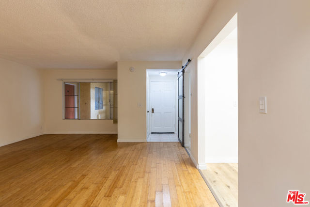 1033 6TH Street, Santa Monica CA: https://media.crmls.org/mediaz/1da4755c-f87d-4418-876f-7a1ba029cbcd.jpg
