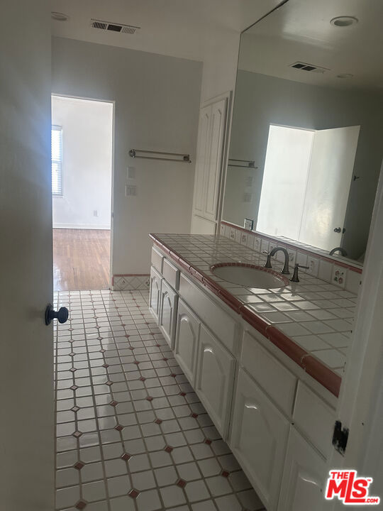 320 S Mccarty Drive, Beverly Hills CA: https://media.crmls.org/mediaz/1da47fb3-c374-43a1-ace2-ca0bb0aea443.jpg