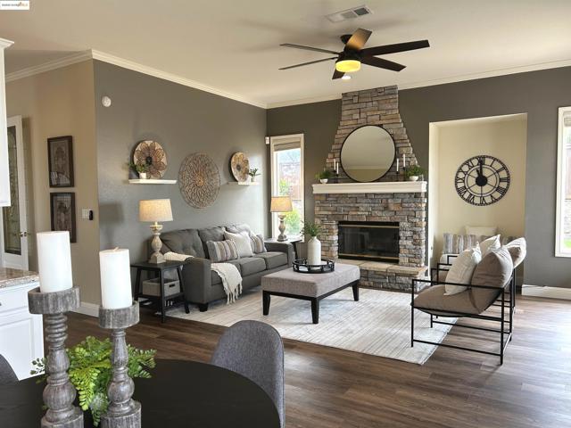 8040 Kelok Way, Clayton CA: https://media.crmls.org/mediaz/1da5f887-872f-4736-b57c-fefdd059583f.jpg