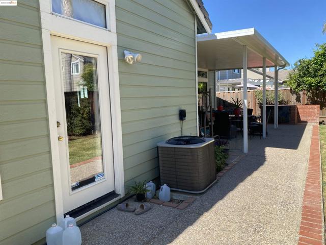651 Wildrose Way, Brentwood CA: https://media.crmls.org/mediaz/1da6fc6d-88f8-4420-a8fa-ca5d476287a2.jpg