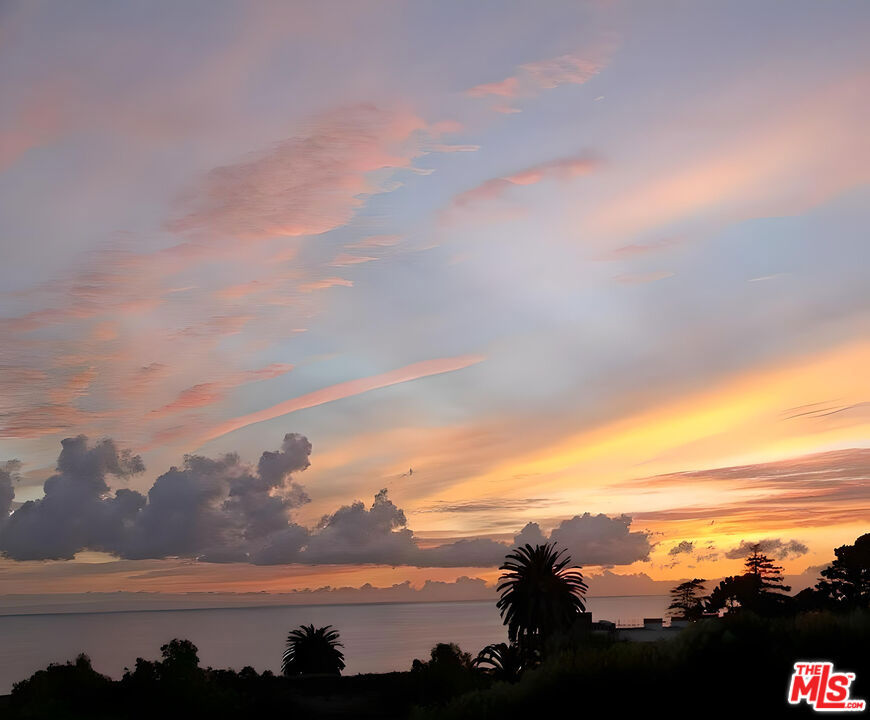 https://media.crmls.org/mediaz/1da73561-4296-43b9-b1ae-24b9fee38649.jpg?preset=X-Large