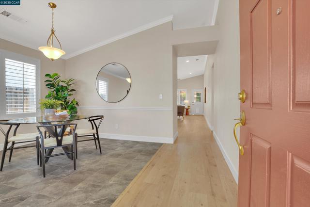 380 Claremont Dr, Brentwood CA: https://media.crmls.org/mediaz/1da77281-6a72-4fb6-944e-80c10cff416b.jpg