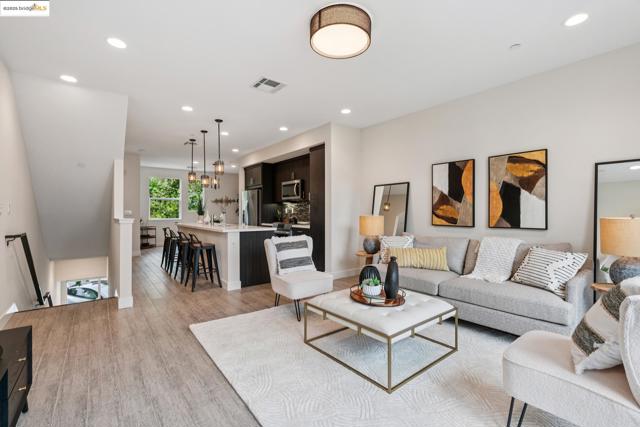 1405 Wood Street, Oakland CA: https://media.crmls.org/mediaz/1da7b951-cb17-4507-8d2d-39b2f127cc27.jpg
