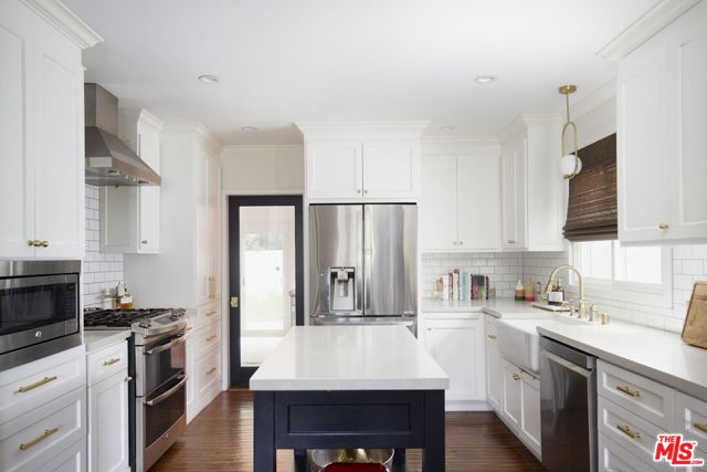 6616 W 87th Street, Los Angeles CA: https://media.crmls.org/mediaz/1da80ef8-65be-44cd-94c5-aeb864448f0a.jpg