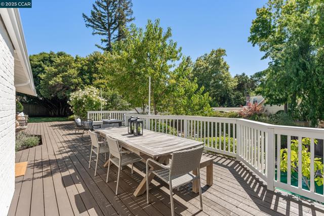 645 Los Palos Dr, Lafayette CA: https://media.crmls.org/mediaz/1da82edb-8457-41dd-a1f6-a028cd6f7271.jpg