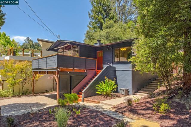 6653 Banning Dr, Oakland CA: https://media.crmls.org/mediaz/1da8429a-b9eb-4d1d-aec5-31e218ad0830.jpg