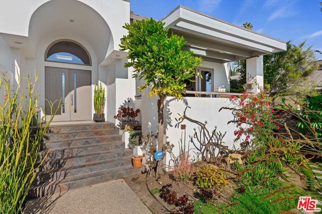 1312 Shoreline Drive, Santa Barbara CA: https://media.crmls.org/mediaz/1da8a2b6-2ca2-4536-a37b-66dbce90b336.jpg