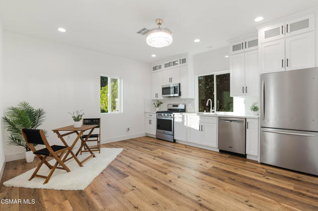 568 Bristol Avenue, Simi Valley CA: https://media.crmls.org/mediaz/1da8a5f1-1c96-4efe-8404-923160256a2a.jpg