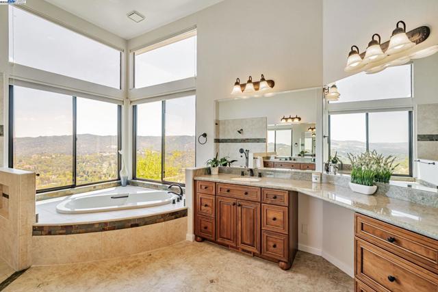 530 Oakshire Pl, Alamo CA: https://media.crmls.org/mediaz/1da8b7d6-d789-4751-aedc-91a5c0084bf4.jpg